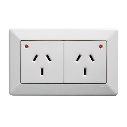 Legrand CM777AWE, Como - Horizontal double powerpoint 2 gang 10A 240V a.c. autoswitch with LED white